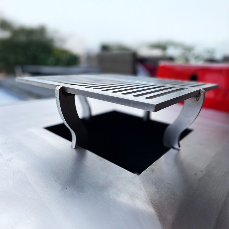 Cuve Brasero avec planche intégrée: Socle Acier + Cuve 68cm et plaque Acier 8mm + planche + grille REALTEK FR 83