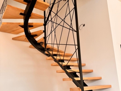 Création, conception et installation d'un escalier sur mesure avec limon central