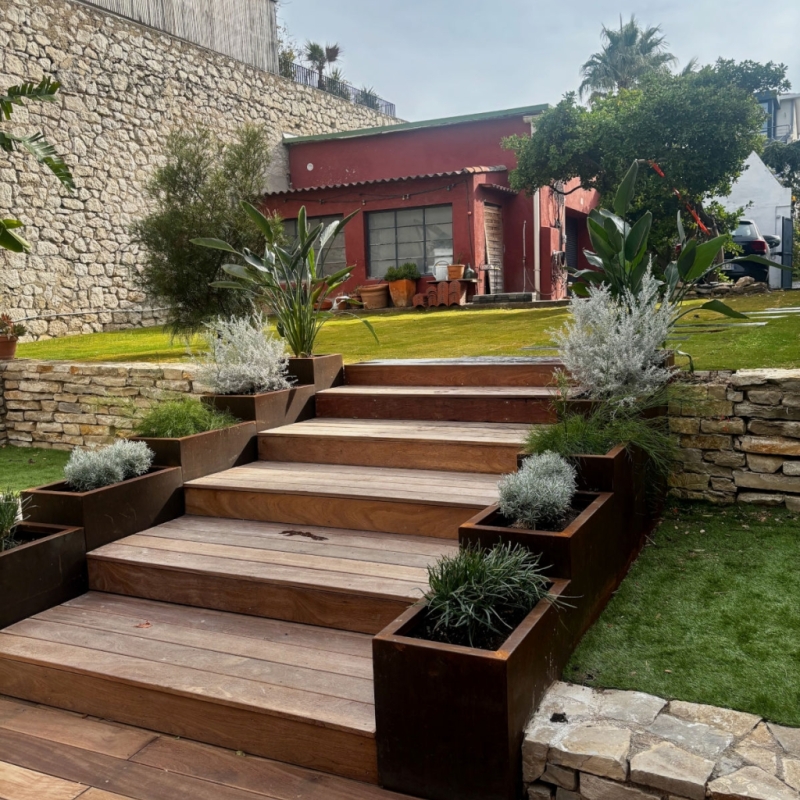Escalier sur mesure extérieur entouré de jardinières en corten — Élégance et des