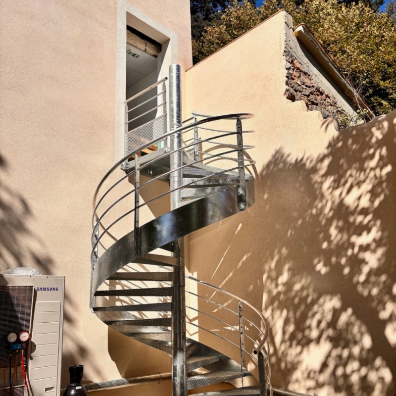 Escalier extérieur sur mesure en métal en colimaçon – Réalisation design et dura