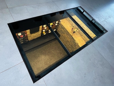 Trappe de Cave en verre pour cave enterrée dans un salon de maison par Realtek
